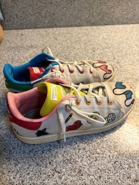 adidas Kids Sneakers with Multicolor Accents - White Canvas